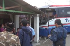 Bus Pelita Indah Tabrak Rumah, Sopir dan Kernet Terluka