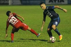 Arema Bantu Semen Padang Menjauhi Zona Degradasi