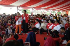 Presiden Unjuk Kebolehan Bermain Sulap di Hadapan Ribuan Anak