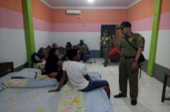 Indehoy Sambil Pesta Miras, Dua Pasangan Muda Diciduk