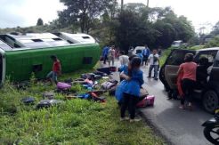 Hendak KKN, Bus yang Ditumpangi Puluhan Mahasiswa Unima Terbalik