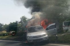 Mobil Hangus Terbakar di Tol, Pengemudi Berhasil Menyelamatkan Diri
