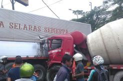 Truk Molen Hantam Kontainer, Seret 5 Motor Ojek Pangkalan