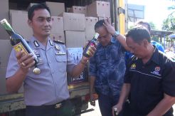 Polisi Tangkap Mobil Boks Pengangkut Ribuan Botol Minuman Keras