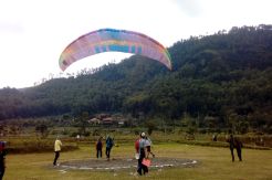 Angin Kencang Warnai Pembukaan Festival Paralayang di Gunung Banyak