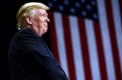 Trump Larang Transgender...