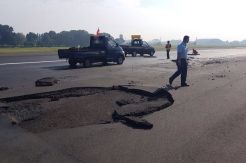 Pesawat Haji Lepas Landas, Aspal di Runway Bandara Halim Mengelupas