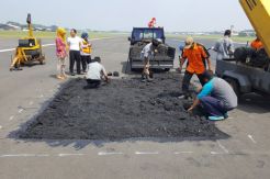 Mengelupas, Aspal di Runway Bandara Halim Langsung Diperbaiki