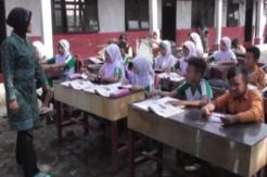 Ruang Kelas Kebanjiran, Siswa SD YPP Islam Titi Berdikari Belajar di Halaman