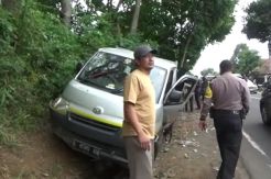 Mobil Pengangkut Ayam Tabrak Motor dan Mini Bus, Sopir dan Kondektur Luka Parah