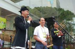 Arcandra Tahar Main Angklung Iringi Lagu Bengawan Solo