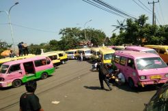 700 Sopir Angkot di Karawang Mogok Massal