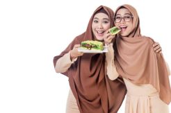 Oki and Ria Ricis Hold Ex Dolly Community