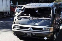 Tertimpa Pohon Tumbang di Salatiga, Minibus Ringsek