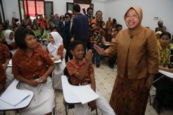 Risma Alihkan Anggaran SMA untuk Tambahan Insentif Guru SD dan SMP