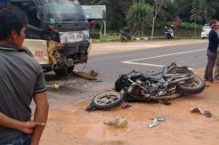 Ngebut Pakai Honda CBR, Pemuda Tewas Ditabrak Truk