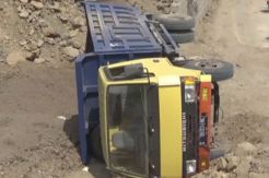 Tak Kuat Menanjak Truk Ini Mundur Menabrak Warga Hingga Tewas