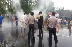 Mobil Terbakar, Satu Keluarga Berhasil Menyelamatkan Diri