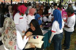 Dapat Bantuan Sembako dari Partai Perindo, Warga Sumringah