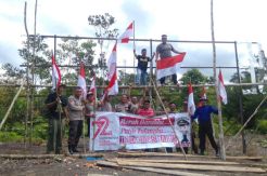 Anggota Polsek Teweh Tengah Kibarkan Bendera Merah Putih di Puncak Pararawen