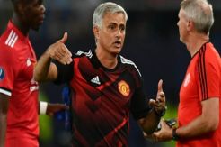 Kalah dari Madrid, Mourinho Berikan Medali ke Fans Bocah MU