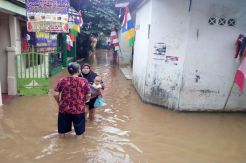 Turun Hujan, Warga Kampung Baru Khawatir Ketinggian Banjir Bertambah