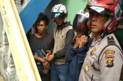 Jatuh Usai Beraksi, Dua Jambret Ini Bonyok Dihajar Massa
