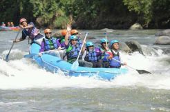 Keseruan Berarung Jeram Bersama Keluarga di Sungai Kelingi