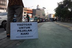 Dihardik Pelanggar Trotoar, Relawan KPK Ini Balas dengan Senyuman