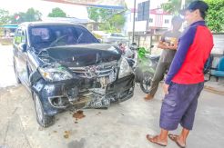 Mobil Kades Laga Kambing dengan Kijang