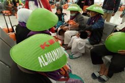 Cegah Panas, Sejumlah Jamaah Haji Pakai Caping