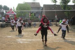 Lomba Lari Istri Gendong Suami, Peserta Berjatuhan