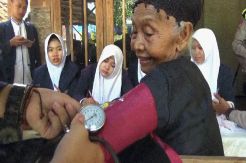 HUT RI, Puluhan Calon Bidan Menembus Hutan untuk Pengobatan Gratis