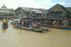 Prajurit Kodim 1014/Pangkalan Bun, Susuri Sungai Bagikan Bendera Gratis