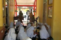 Kekurangan Kelas, Siswa SMPN 4 Pasangkayu Belajar di Lorong Sekolah