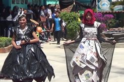 Kampanyekan Merdeka Sampah, Siswa SMK Kreasikan Gaun Daur Ulang