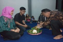 Malam Tirakatan, Warga Potong Tumpeng Bendera Merah Putih