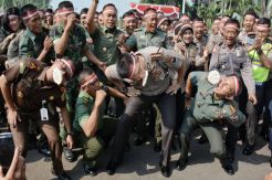 Danrem, Kapolrestabes, dan Kajari Surabaya Balapan Makan Kerupuk