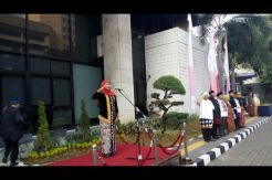Pimpin Upacara di Kantor Kemensos, Khofifah Kenakan Busana Madura