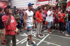 Warga Asing Antusias Ikut Lomba Kelereng di Jalan Jaksa
