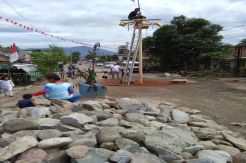 Ungkap Kekecewaan, Warga Gelar Panjat Pinang di Jalan Rusak