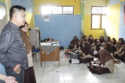Siswa MTs Belajar di Lantai, Kadisdik Sarankan Buat Proposal