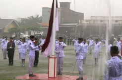 Diguyur Hujan, Hanya 6 PNS Bertahan Saat Penurunan Bendera