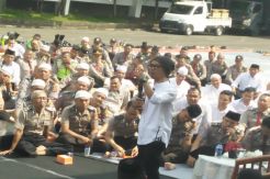 Ratusan Polisi Tertawa dan Menangis Bersama Ustaz Evie