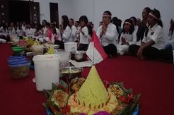 Rayakan HUT RI, Ratusan Umat Budha Gelar Tradisi Tumpeng