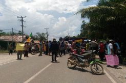Kecewa dengan PT Minemex, Ratusan Warga Sempat Blokir Jalan Provinsi