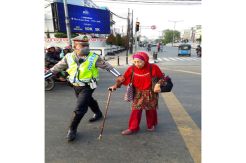 Adem! Polisi Ini Bantu Lansia, Pelajar, dan Bersihkan Jalanan