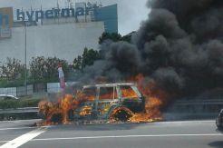 Range Rover Terbakar di Gardu Tol Cibubur, Lalin Tersendat