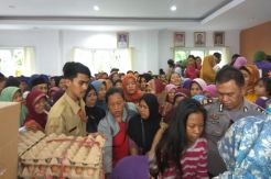 Berebut Bantuan Pangan, Perempuan Tua Renta Nyaris Pingsan