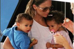 Jennifer Lopez Merasa Beruntung Punya Anak Kembar